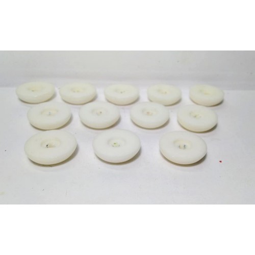 Subbuteo Hasbro Classic Bases White comes to you in a set of 12 bases